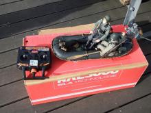 Posádka se psem na gumovém člunu