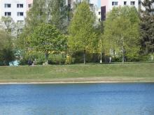 Vidíte tu malou tečku s oranžovou plachtou?