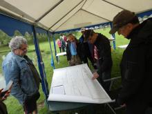 Robert přivezl ukázat své plány.