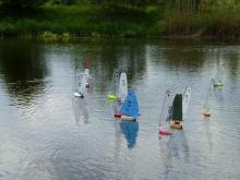 Všichni chtějí být u bójky jako první.