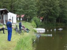 Pohled na kiosek, chatky a naše ležení u vody