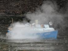 Voráčkova Sandra II se v deštivém počasí ztrácela ve vlastní páře.