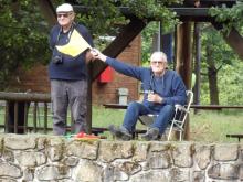 Ivan Grňa vlajkou signalizuje dotyk na vrcholové brance. Přihlíží Ladislav Hanuška.