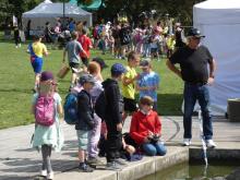 Klečící junior Matouš se po roce vrátil, aby si s parníkem zajezdil.