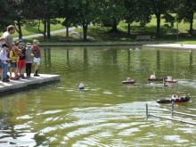 Remorkéry, parníky a třeba i RC kačer - to vše bylo k vidění na vodě.