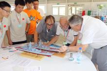 Stanislav Jakeš zaskočil v bodovací komisi F4C Junior - zde nad modely Petra Velikého.