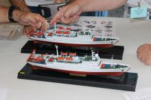 Další dvě stavebnice, u kterých mohli rozhodčí hledat rozdíly v F4C Junior, přivezli čínští reprezentanti. Loď se jmenuje Xiangyanghong-09 a ta vzdálenější má o poznání více detailů. Jestli je tříbodový rozdíl dostatečný, nechť posoudí jiní. Pro nás je podstatně, že modely obsadily 2. a 4. místo. Nejlepším Evropanem v F4C Junior byl náš Daniel Matuna na pátém místě.