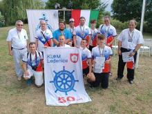 ávěrečné foto 12členného českého týmu poskytl Jiří Lhotka: V zadní řadě stojící Ladislav Hanuška, Jaroslav Jína, Tomáš Jakeš, Matyáš Poličanský, Milan Dvořák, Marek Lukášek, Ladislav Douša, Stanislav Jakeš a vpředu klečící Petr Vladyka, Tomáš Heinl, Daniel Matuna a Jiří Lhotka. Mimo záběr je ještě Martina Jakešová, která byla na startovišti plachetnic nepostradatelná jako zapisovatelka. 