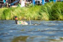 Kolesové parníky nebyly přes vlny ani vidět.