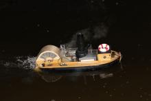 Kolesový Dundas Petra Stejskala č. 2 se odvážil na vodu až po setmění.