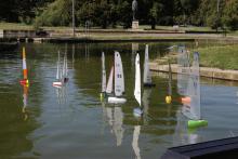 Plachetnice Footy se houfují před startovní čárou.