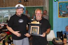 Miroslav Beneš s putovním pohárem pro nejrychlejší loď