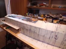 Příprava pro laminaci spodní části trupu s přesahem.