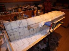 Laminace spodní části trupu s přesahem.