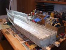 Tyč ve špičce bude nakonec také seříznuta. Zatím bude sloužit při montáži přední paluby. 