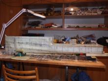 Základní ustavení trupu bude použito pro vytvoření elegantního stojánku.