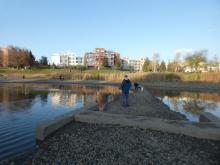 Pohled druhým směrem na někdejší chodník, ze kterého se stala dočasná dělicí hráz....