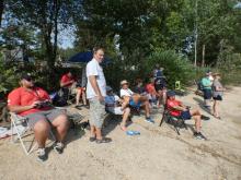 V odpoledních hodinách se modeláři vzdalovali od vody více do stínu.