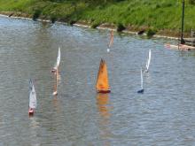 Pohled na plachetnice Footy z jiné strany