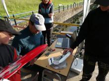 Vážení modelů Mini Eco před jízdou pod dohledem Romana Liberdy