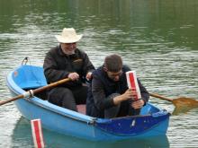 Standa Jakeš a Daniel Bartík opravují trať pro F4.