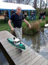 Vladimír Šrámek nese Sellu na molo.