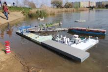 Zdeněk Synek poprvé přinesl svou část přístavu.