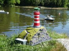 Nové skalisko pod maják přivezl Dejv. Příště snad bude přímo na vodě.