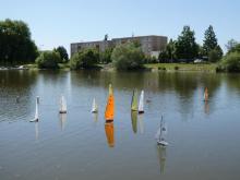 Plachetnice Footy bojovaly se slabým signálem.