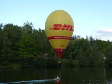 V pátek kolem nás proletěly dva balóny. Jeden to vzal hodně nízko.