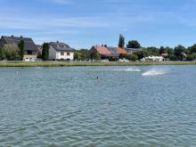 Soutěžilo se uprostřed vsi - zde se stojícím modelem.