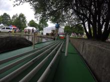 Těsný průjezd mezi velkým kamenem a betonovým břehem