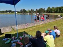 Startoviště rychlíků s čekající omladinou