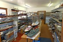 Hotovými lodními modely se to v showroomu jen hemží.