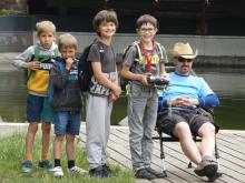 Dejv se staral o nepředbíhání ve frontě na půjčované lodní modely.