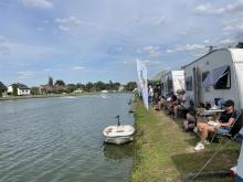 Kolem nádrže vznikl dočasný kemp.