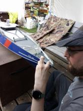 Betonové břehy jsou nekompromisní - Vojta Tomek poškodil příď. 