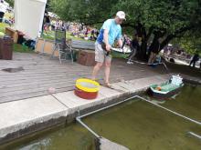 Nesu parník k vodě.