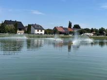 Jakmile naberou rychlost, o gejzíry vody není nouze.