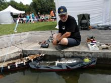 Po většinu dopoledne probíhal před naším stanem komentovaný program, a tak Miroslav Beneš neměl moc diváků.