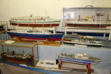 Nemocniční loď a nákladní lodě