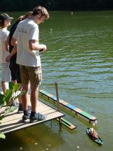 Junior Jan Hála vplouvá do doku s modelem Rote Sand (F4B).