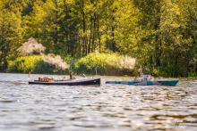 Předjíždějící se parníky Renown a Šedý Vlk