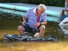 Miroslav Beneš chladí nástavbu ve vodě.