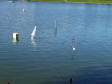 Plachetnice Footy soutěžily na hlavní ploše přehrady a lodní makety v závětří zátoky.