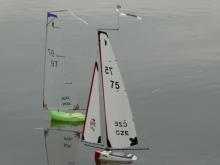 Kamil Musiejkiewicz a Jiří Šejvl soupeří na vodě.