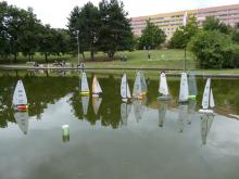 Největší jezírko v Parku Přátelství hostilo soutěž modelů plachetnic Footy poprvé.