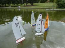 Největší jezírko v Parku Přátelství hostilo soutěž modelů plachetnic Footy poprvé.