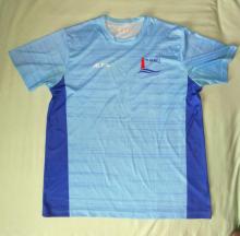 Přední strana s logem na hrudi