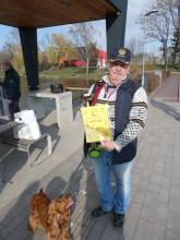 Vladimír Synek pouze venčil psa. To nám však nezabránilo vnutit mu pohár a diplom za vítězství v seriálu Footy v Čechách 2025.